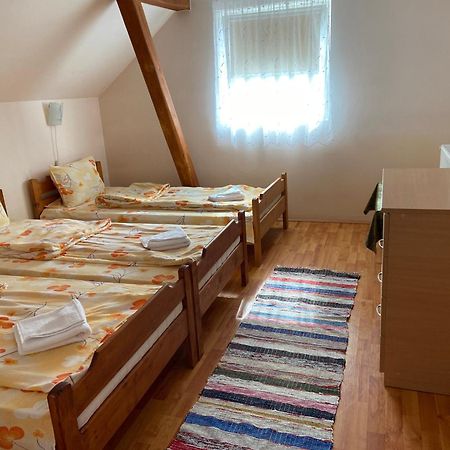 Balazs Vendeghaz Aparthotel Lupeni  ภายนอก รูปภาพ