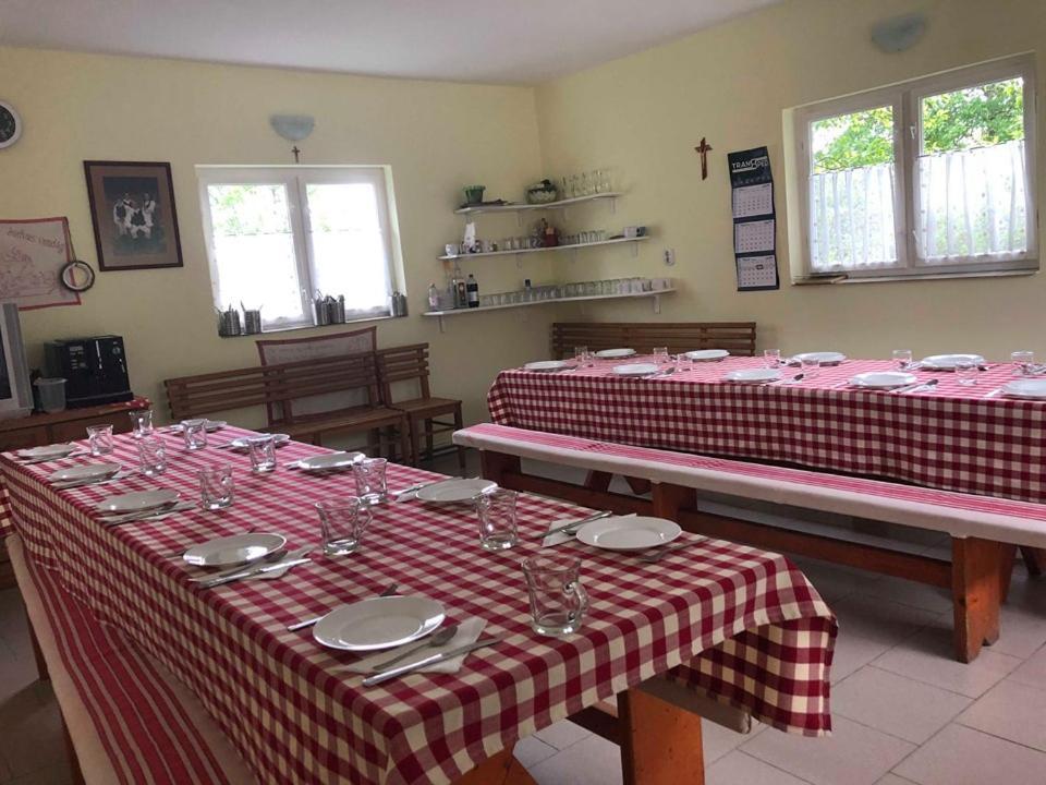 Balazs Vendeghaz Aparthotel Lupeni  ภายนอก รูปภาพ