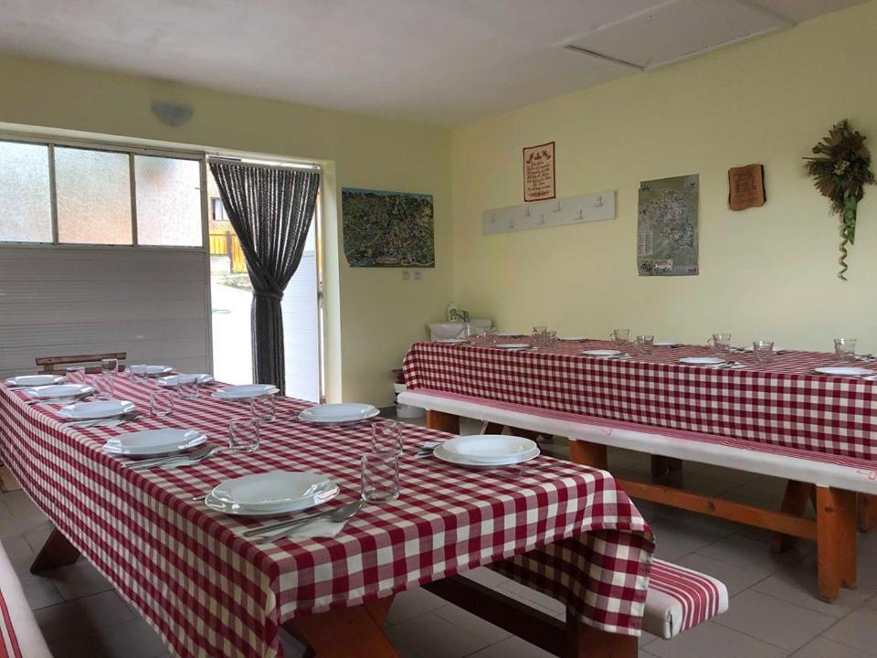 Balazs Vendeghaz Aparthotel Lupeni  ภายนอก รูปภาพ