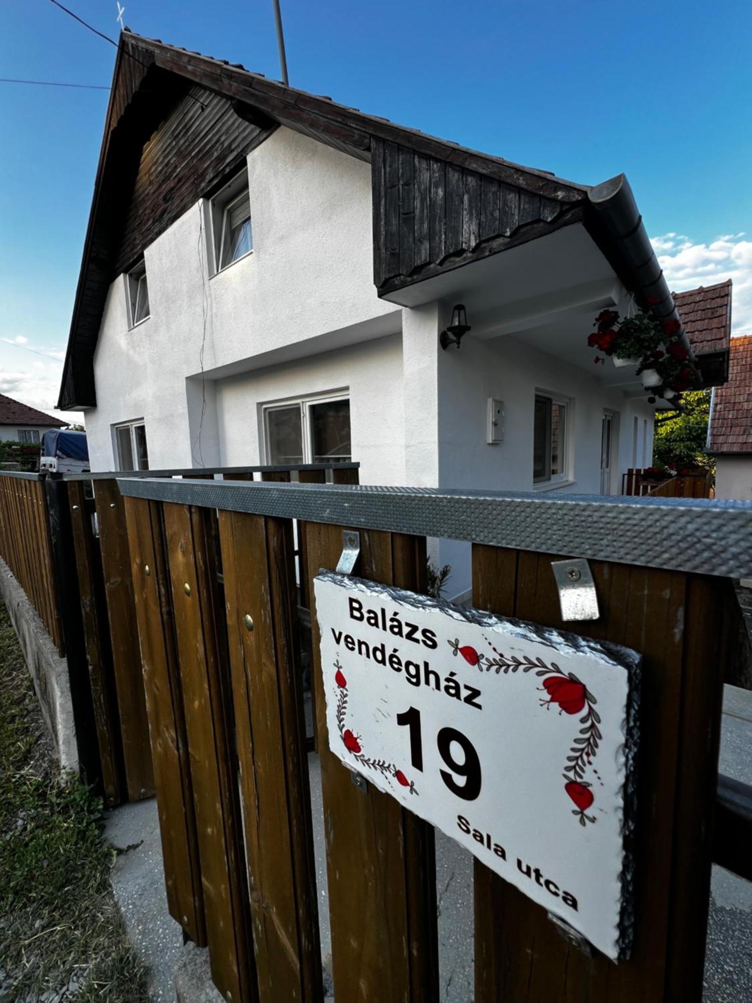 Balazs Vendeghaz Aparthotel Lupeni  ภายนอก รูปภาพ